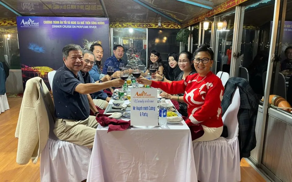 Vé tour ghép Ăn tối + Nghe ca Huế trên sông Hương thuyền thường