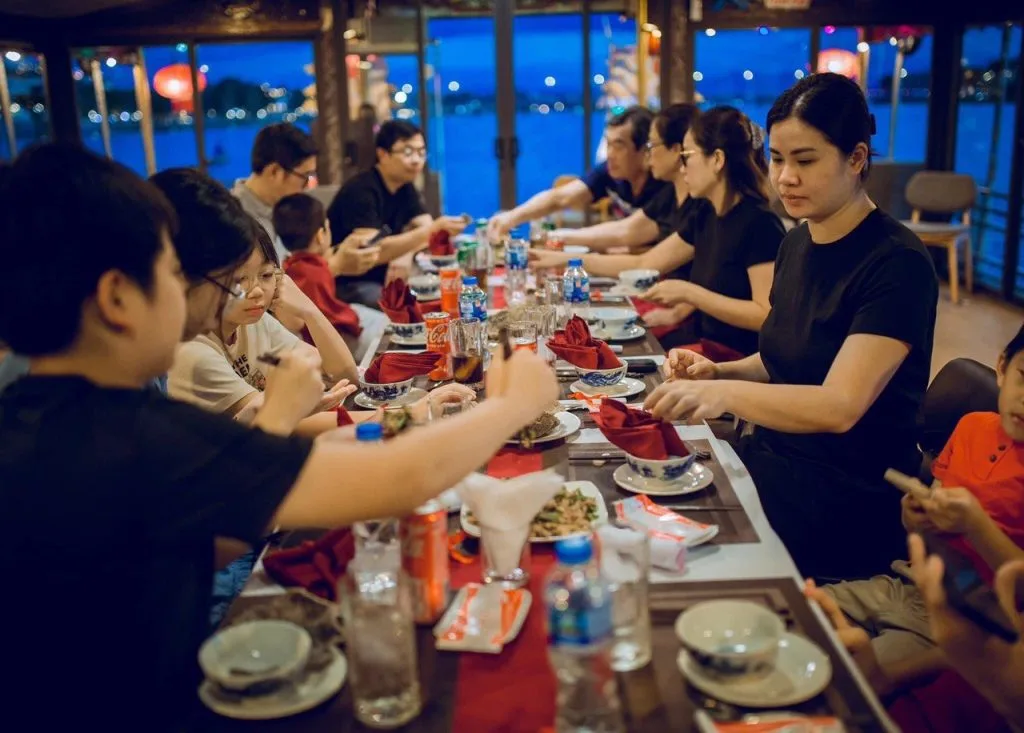 Vé tour ghép Ăn tối + Nghe ca Huế trên sông Hương - Ảnh 4